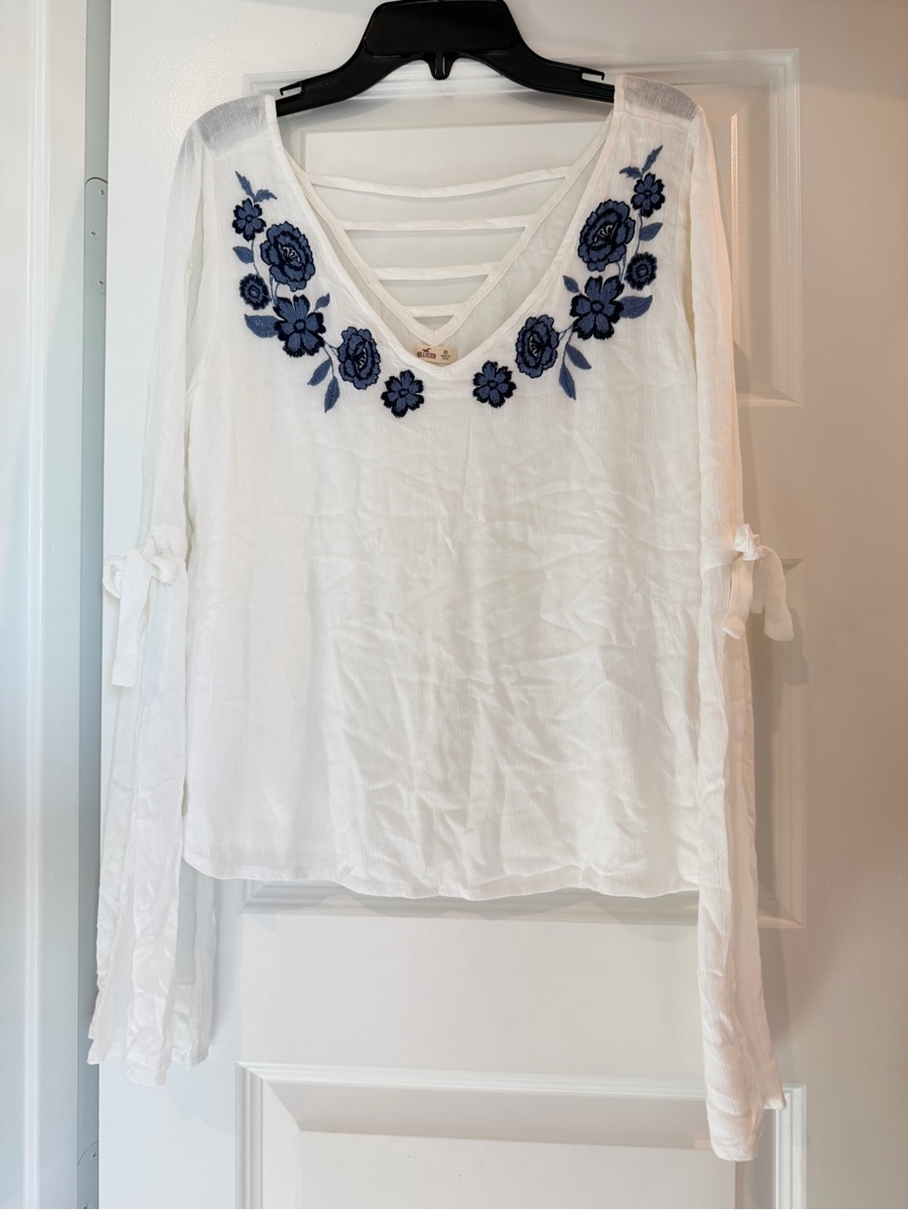 Hollister XS White Blue Floral Embroidered Bell Sleeve Boho Blouse